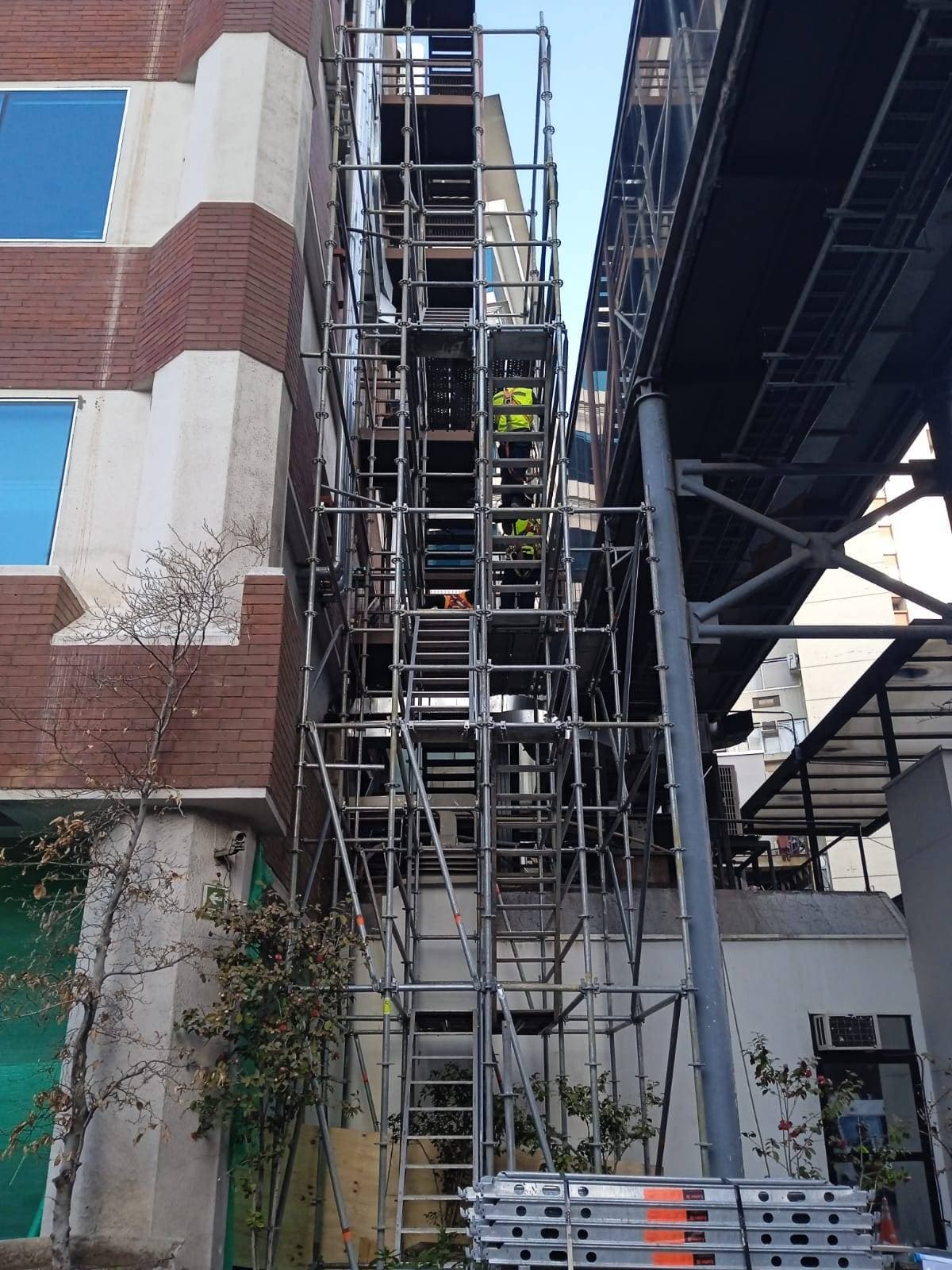 Intervención de Fachadas - Clínica UC Marcoleta clinica-real.jpg